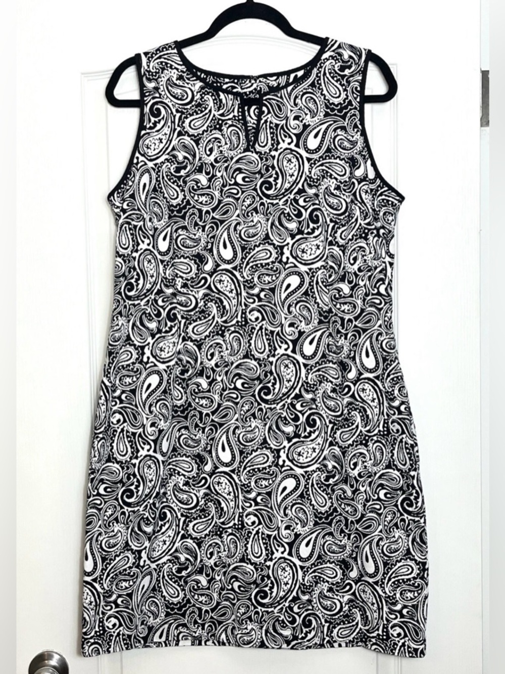 Talbots Black & White Paisley Sleeveless Sheath Dress Size 16P Y-Neck Zip Back